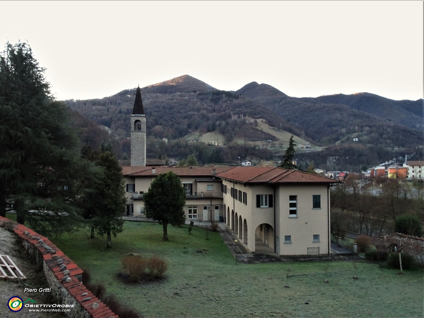 08 Al Convento Congregazione Suore di Carita con vista in Canto Alto.JPG